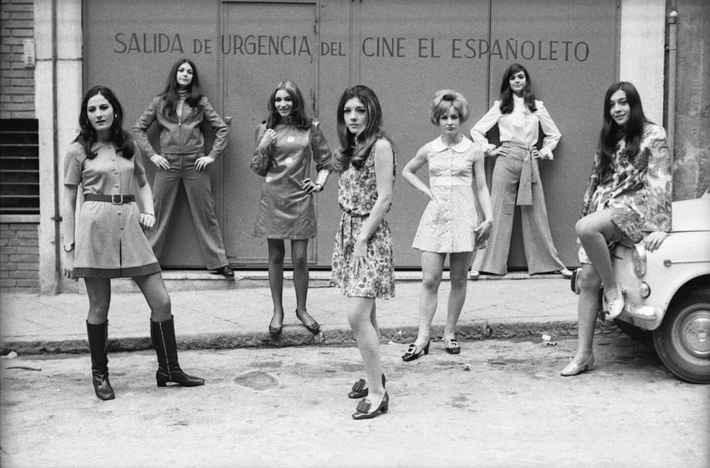 Photographic Social Vision - Modelos luciendo conjuntos de la boutique madrileña Angie Cat. Editorial de moda para Pueblo Jr, realizado en el mes de marzo y publicado en Pueblo el 3 de abril de 1968