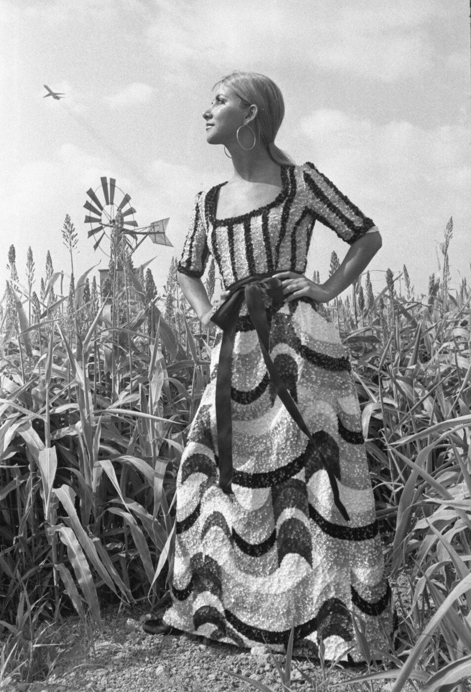 Photographic Social Vision - Modelo con un maxi vestido de Antonio Nieto, Mallorca, septiembre de 1971