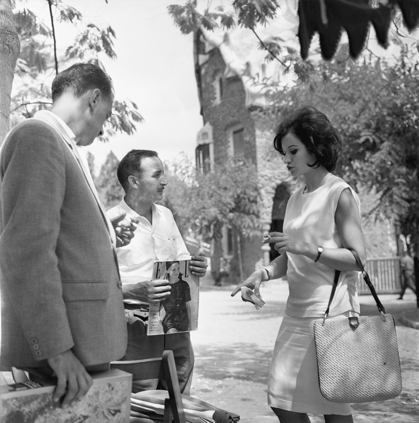 Photographic Social Vision - Modelo con un conjunto de verano, probablemente de Creaciones Calvero, en el Park Güell, Barcelona, ca. 1961