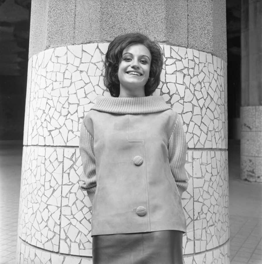 Photographic Social Vision - Conjunto de napa, ante y punto, probablemente de Creaciones Calvero, Park Güell, Barcelona, ca. 1961