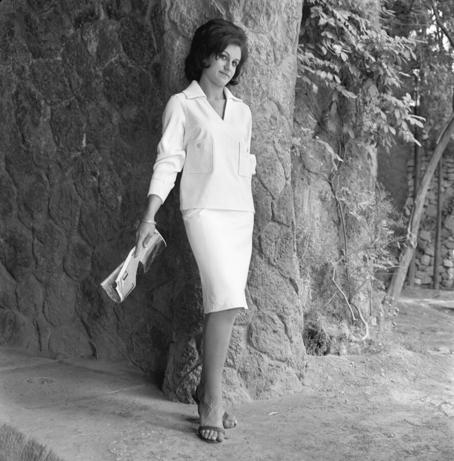 Photographic Social Vision - Conjunto de primavera verano, probablemente de Creaciones Calvero, Park Güell, Barcelona, ca. 1961