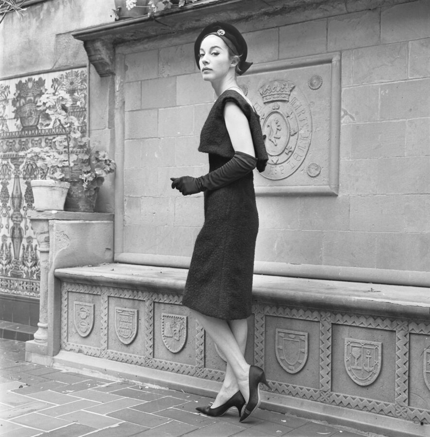 Photographic Social Vision - La maniquí Paola Kortis con un conjunto de cóctel de Asunción Bastida en la terraza de su atélier, situado en la casa de Ramon Casas en el passeig de Gràcia, Barcelona, 1962