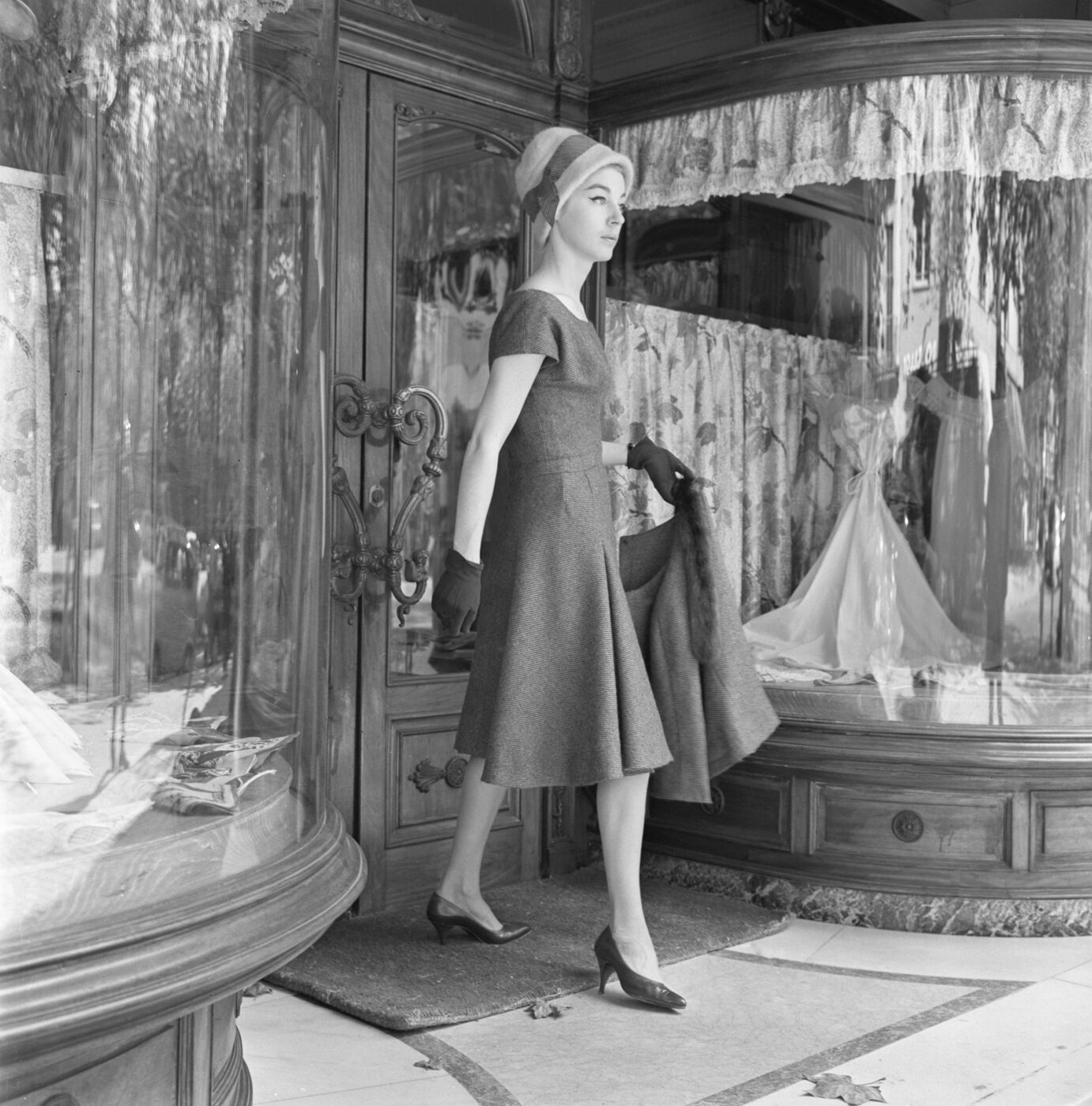 Photographic Social Vision - Paola Kortis con un conjunto de Asunción Bastida en el passeig de Gràcia, Barcelona, 1962