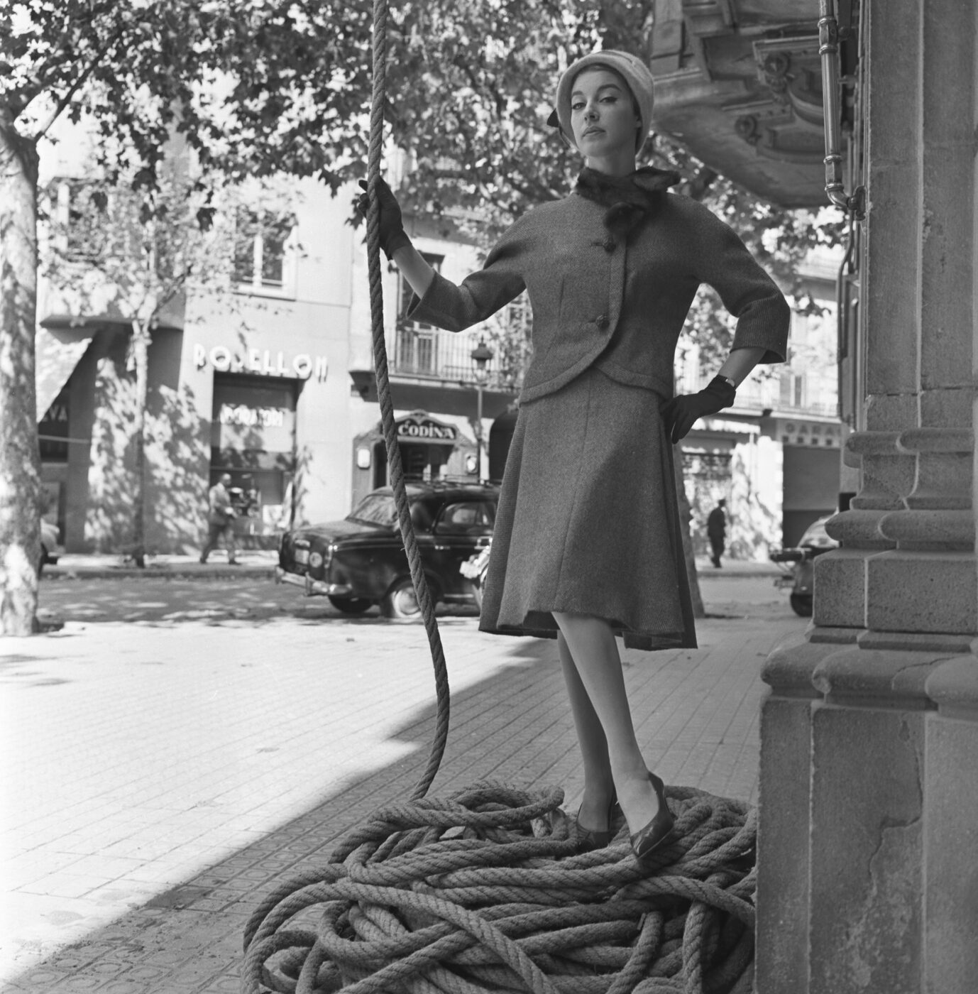 Photographic Social Vision - Paola Kortis con un conjunto de Asunción Bastida en el passeig de Gràcia, Barcelona, 1962