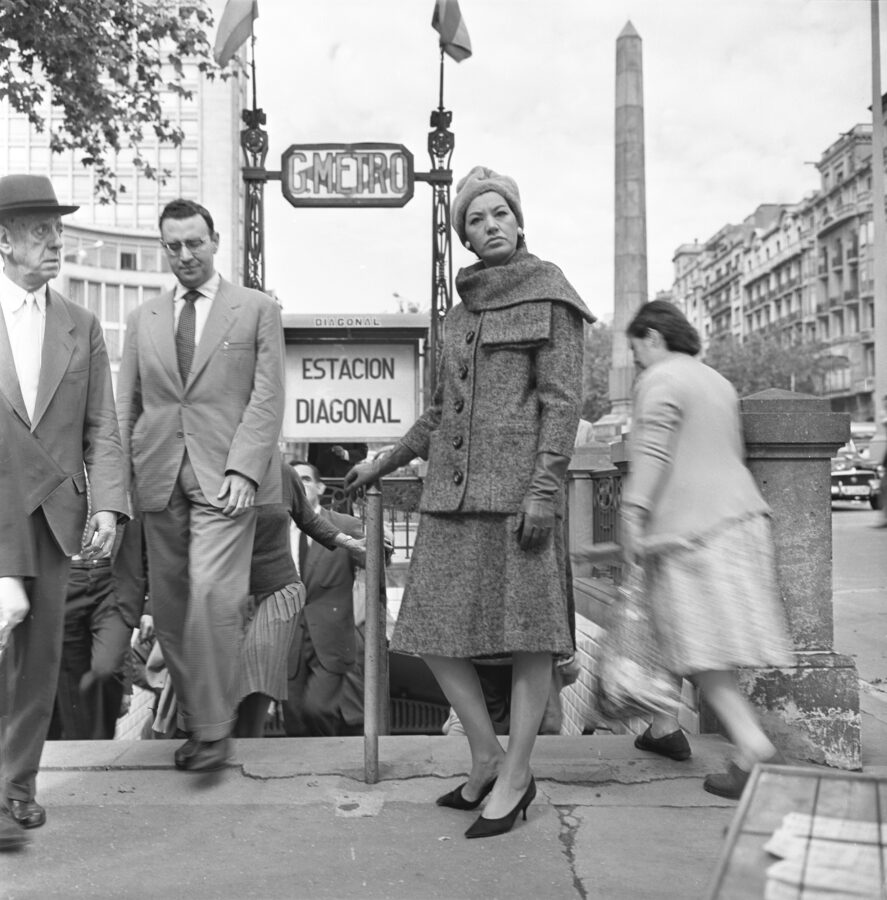 Photographic Social Vision - La maniquí Vicky Ballarín con un conjunto de Asunción Bastida en el passeig de Gràcia, Barcelona, 1962