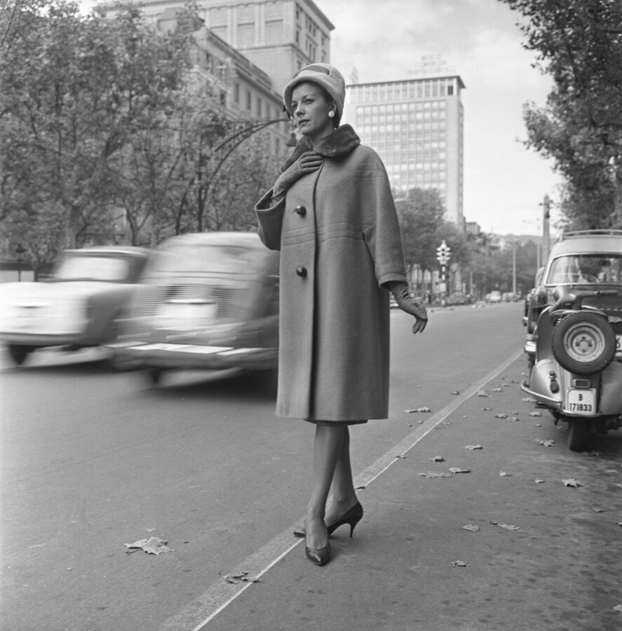 Photographic Social Vision - Maniquí con un modelo de Asunción Bastida en el passeig de Gràcia, Barcelona, 1962