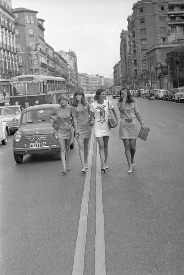 Photographic Social Vision - Reportaje con las modelos Blanquita, Miluca, Josele y Mercedes, con mini vestidos estilo «camisetón» en  la calle Serrano, Madrid, julio de 1967