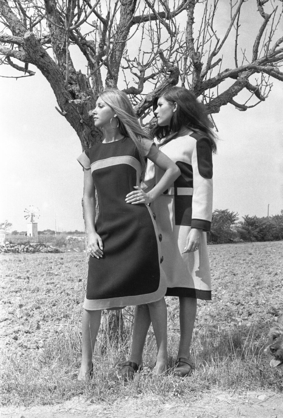 Photographic Social Vision - Modelos con creaciones de Antonio Nieto, Mallorca, septiembre de 1971