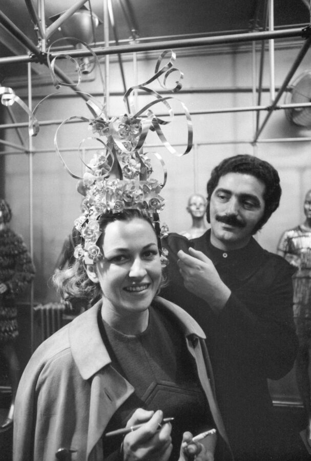 Photographic Social Vision - Paco Rabanne probando un tocado a Rosana Ferrero -Soraya-, en su maison en París, 28 de octubre de 1968