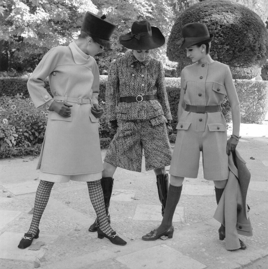 Photographic Social Vision - Lourdes Albert, a la izquierda, junto a otras maniquíes con modelos del modista Antonio Nieto, Madrid, abril de 1967