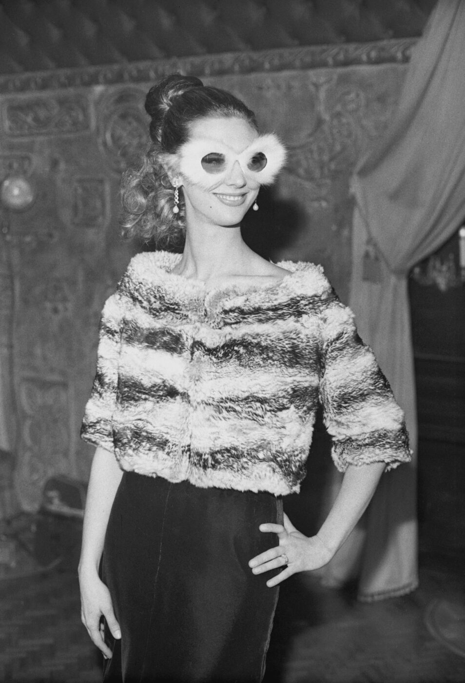Photographic Social Vision - Ángela Escibano, Miss Madrid 1965, con gafas de visón en un desfile de la peletería Siber, Madrid, marzo de 1968