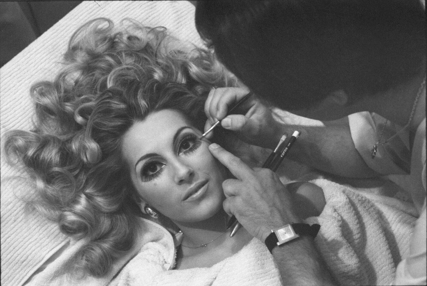 Photographic Social Vision - Reportage de peluquería y maquillaje Carita, Madrid, julio de 1968
