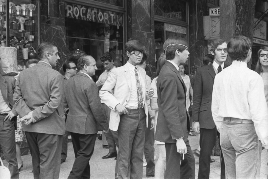 Photographic Social Vision - Reportaje con conjuntos masculinos de Juanjo Rocafort enfrente de la tienda del modista, Madrid, 1967