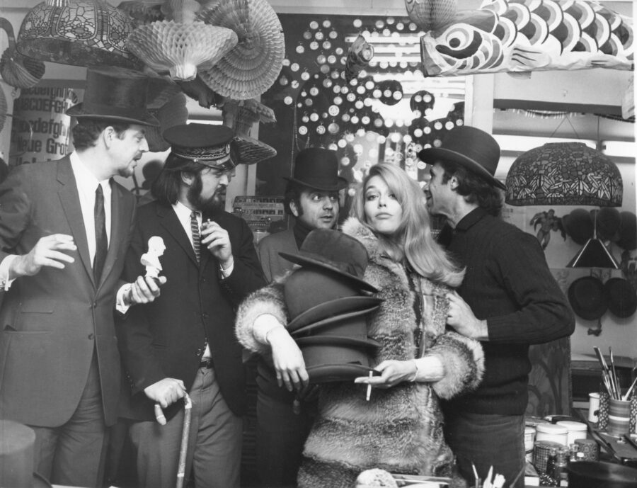 Photographic Social Vision - Teresa Gimpera, Jacinto Esteva y Oriol Regás, entre otros, durante el rodaje de Tuset Street, filme dirigido por Jorge Grauy Luíus marquina, Barcelona, diciembre de 1967.