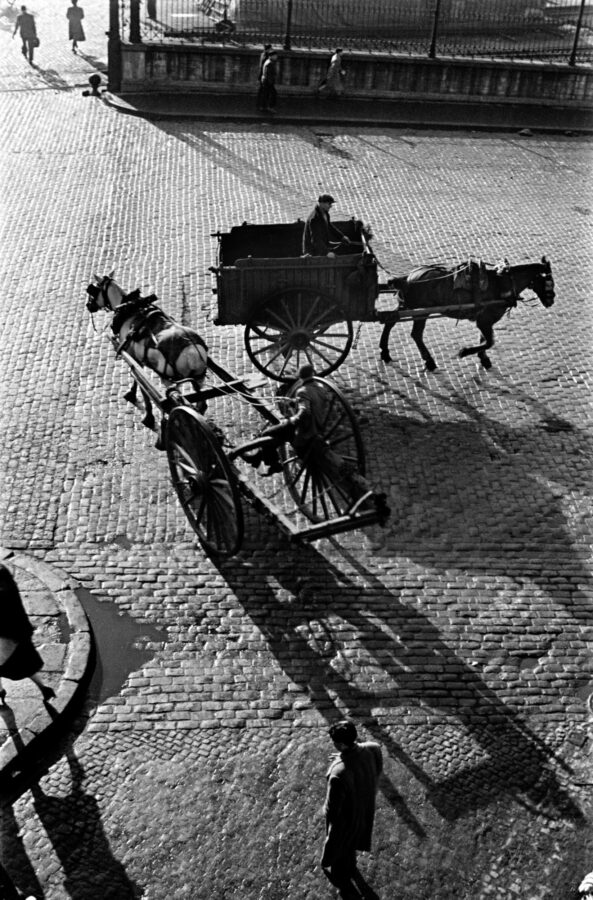 Photographic Social Vision - Carros i ombres. Barcelona, ​​1947