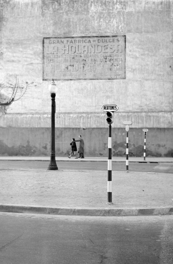 Photographic Social Vision - Semàfor i parella. Barcelona, ​​1957