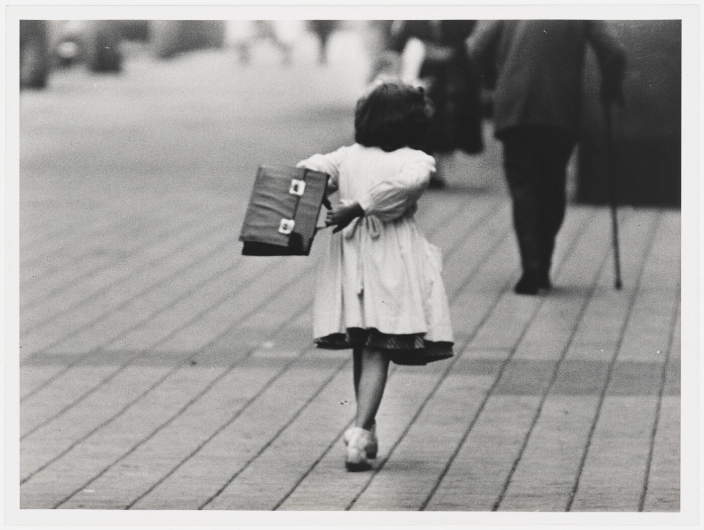 Photographic Social Vision - Nena amb cartera, La Rambla. Barcelona, ​​ca. 1958