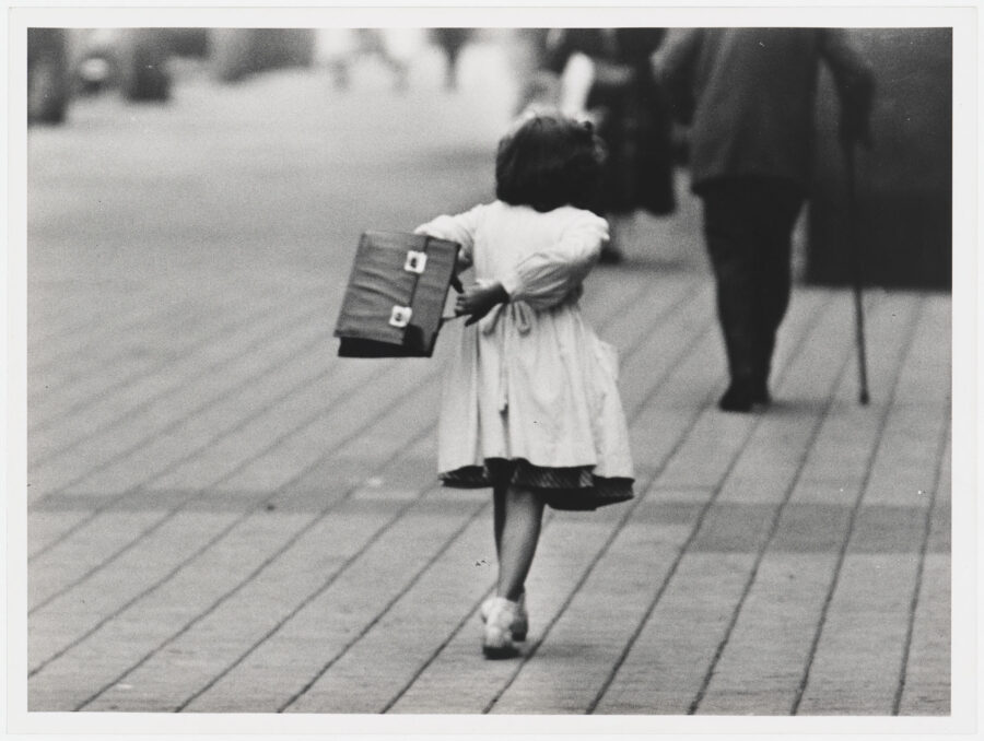 Photographic Social Vision - Nena amb cartera, La Rambla. Barcelona, ​​ca. 1958