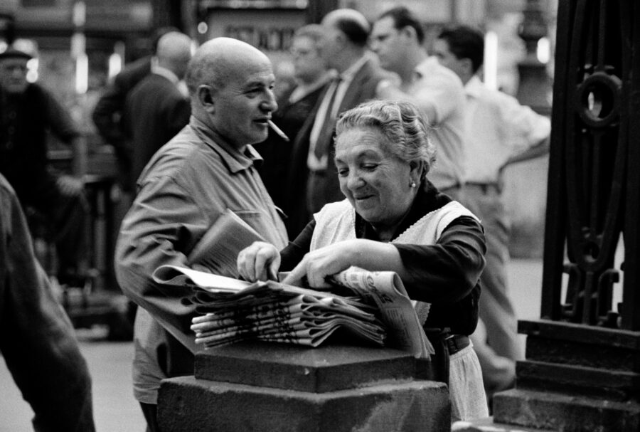 Photographic Social Vision - Venedora de diaris. Barcelona, ​​1957