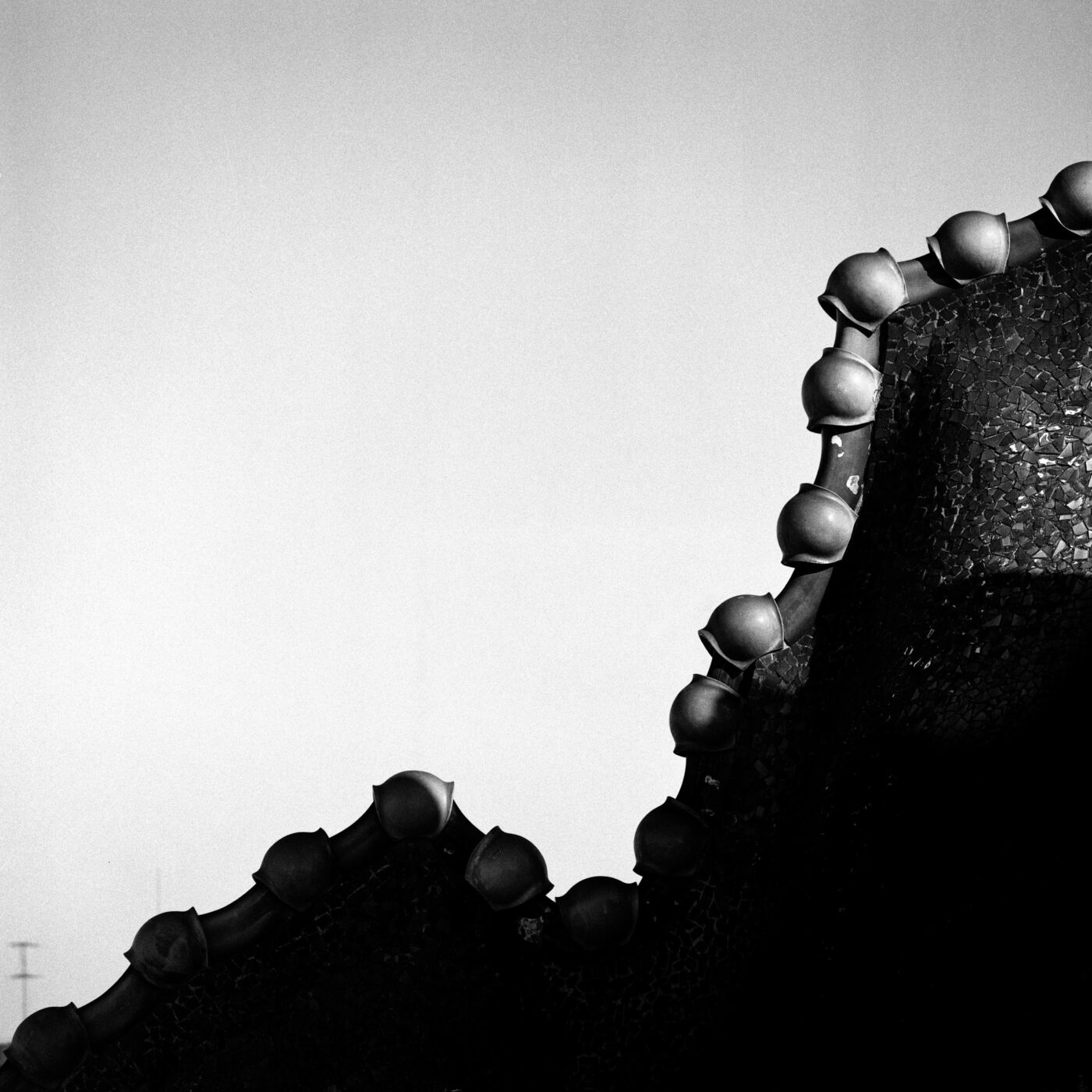 Photographic Social Vision - Contorn de la teulada de la Casa Batlló d’Antoni Gaudí. Barcelona, ​​1964.