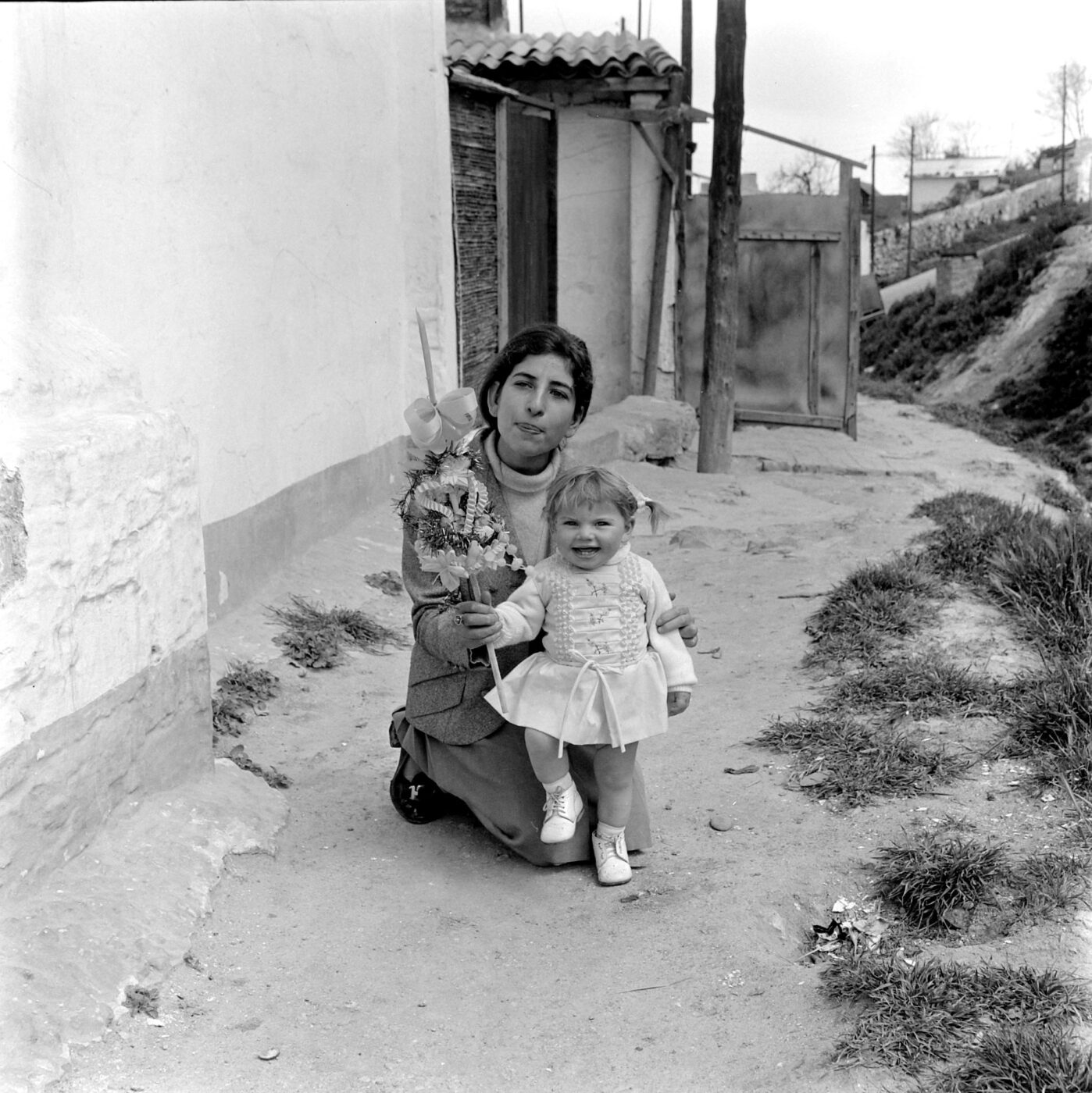 Photographic Social Vision - Domingo de Ramos. María y La Jones. Montjuïc. Barcelona, 1970