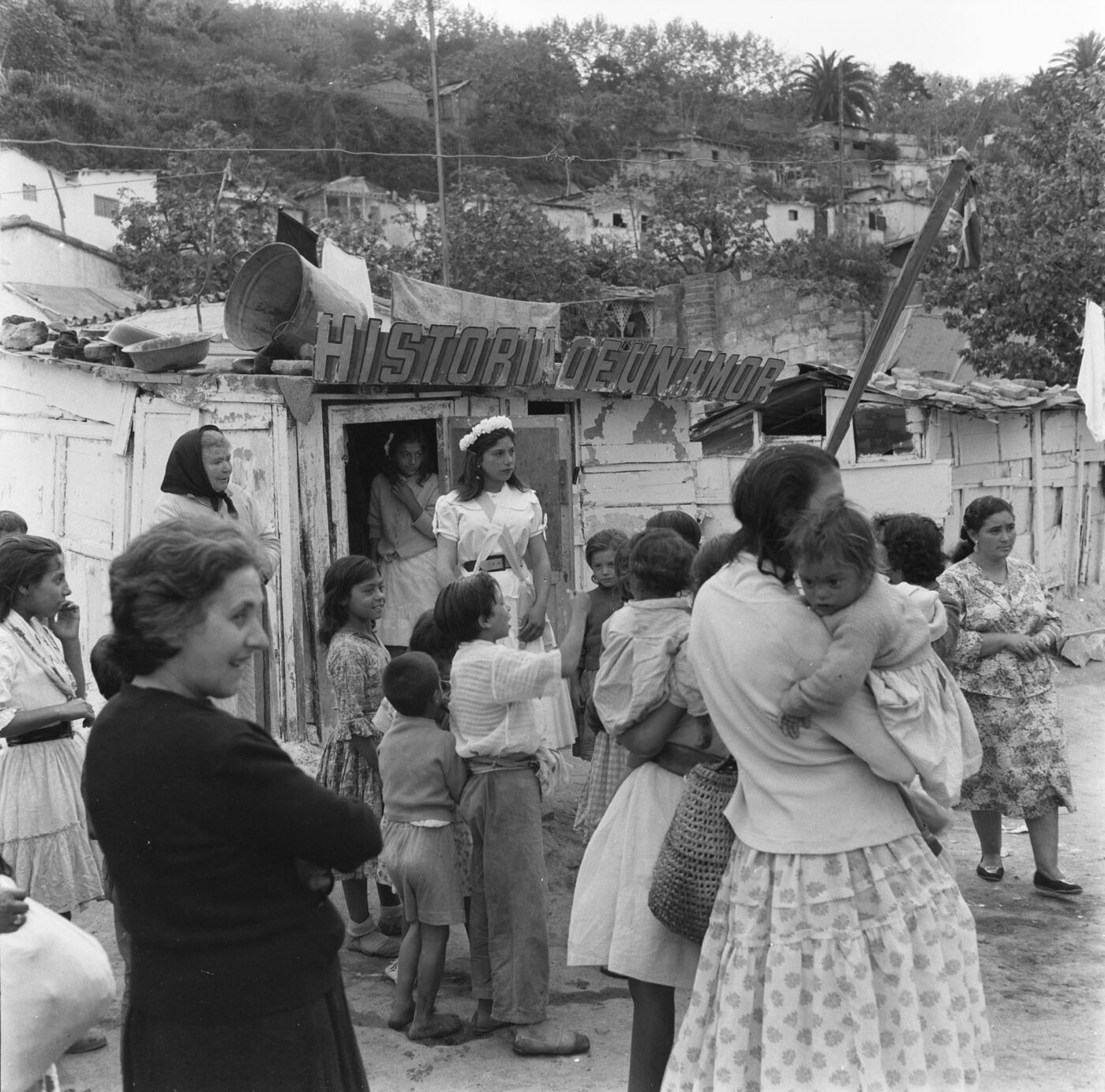 Photographic Social Vision - Boda de El Chele y La Lorenza. Ritual del ajuntamiento. Montjuïc. Barcelona, 1960