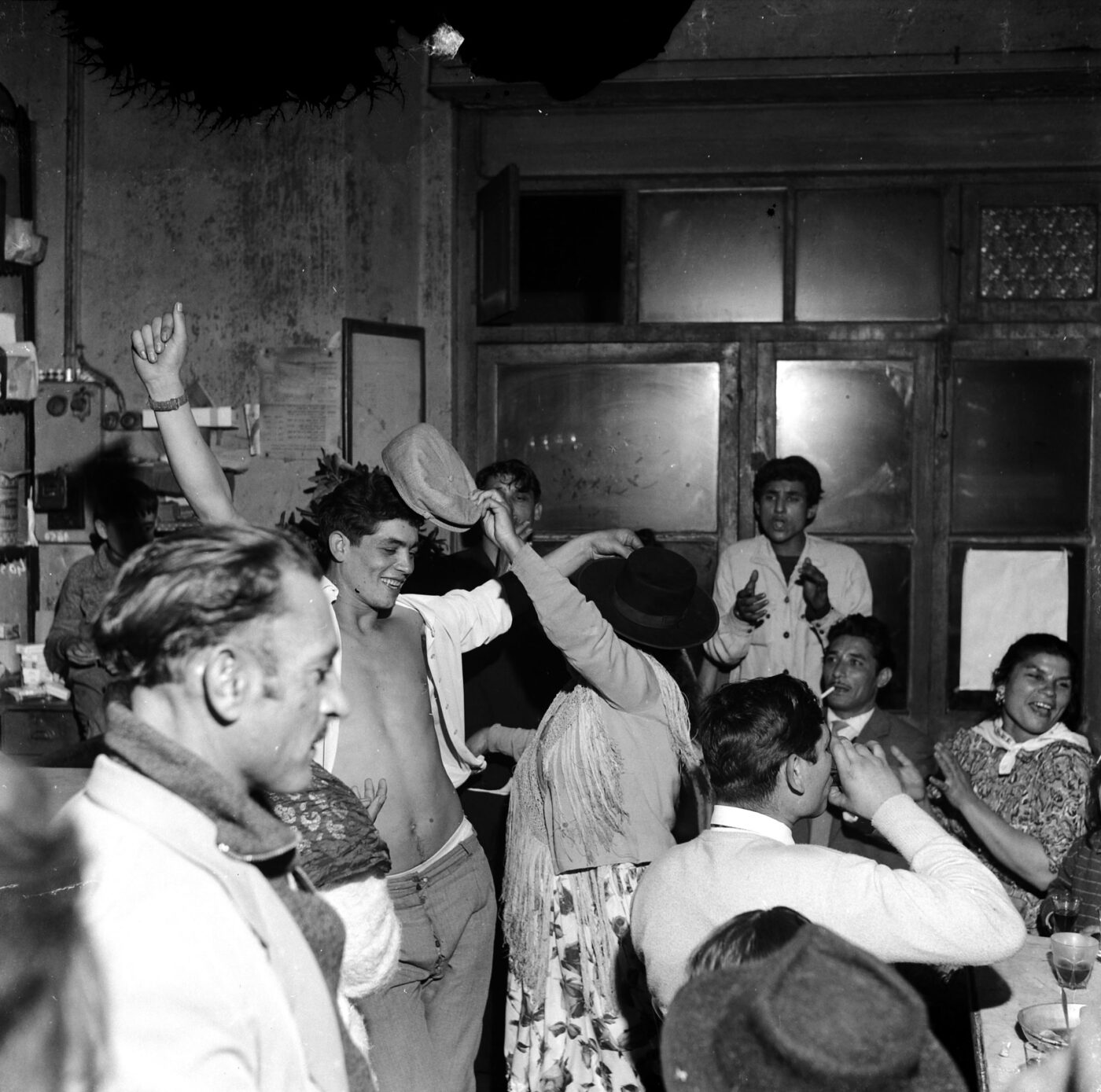 Photographic Social Vision - Verbena de San Juan en la bodega Casa Rosita. Barcelona, ca. 1960
