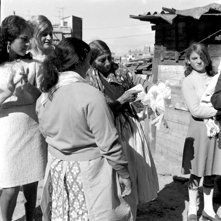 Photographic Social Vision - Boda de El Baturro y La Uta,. La juntaora mostrando las rosas del pañuelo. Montjuïc.  Barcelona, 1968