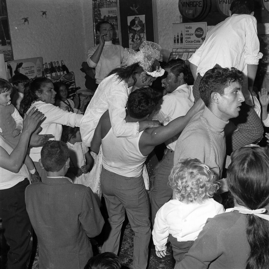 Photographic Social Vision - Boda de El Baturro y La Uta. Fiesta en la bodega Casa Rosita. Barcelona, 1968