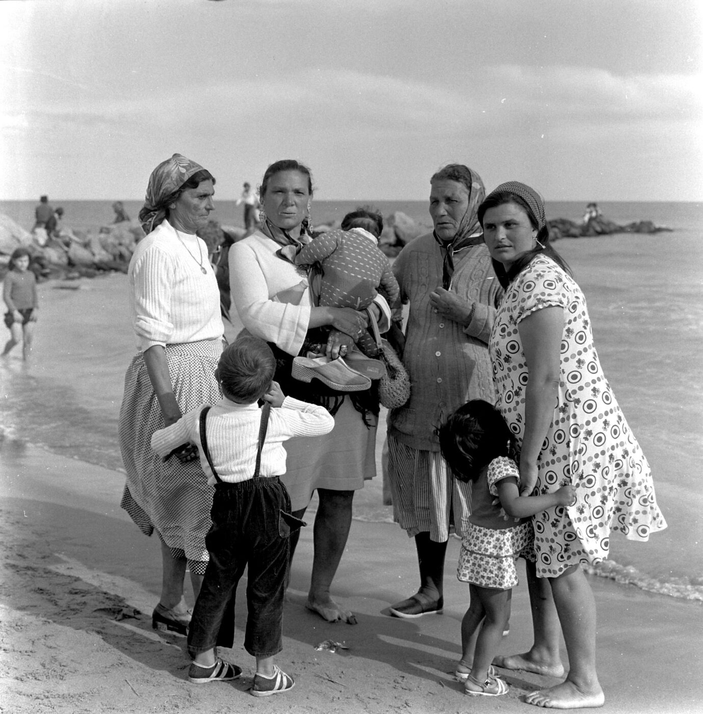 Photographic Social Vision - Josefa y Rosario Amaya con familia francesa en las Santas Marías de la Mar. La Camarga. Francia, 1962