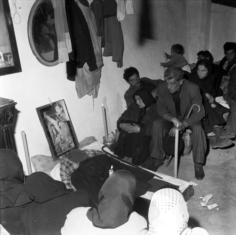 Photographic Social Vision - Velatorio por la muerte de Indalencio. Montjuïc. Barcelona, 1963