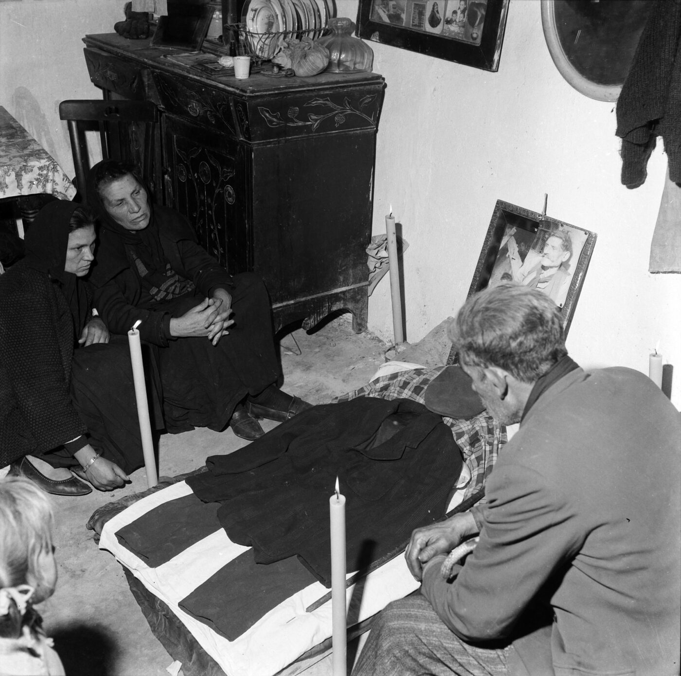 Photographic Social Vision - Velatorio por la muerte de Indalencio. Montjuïc. Barcelona, 1963