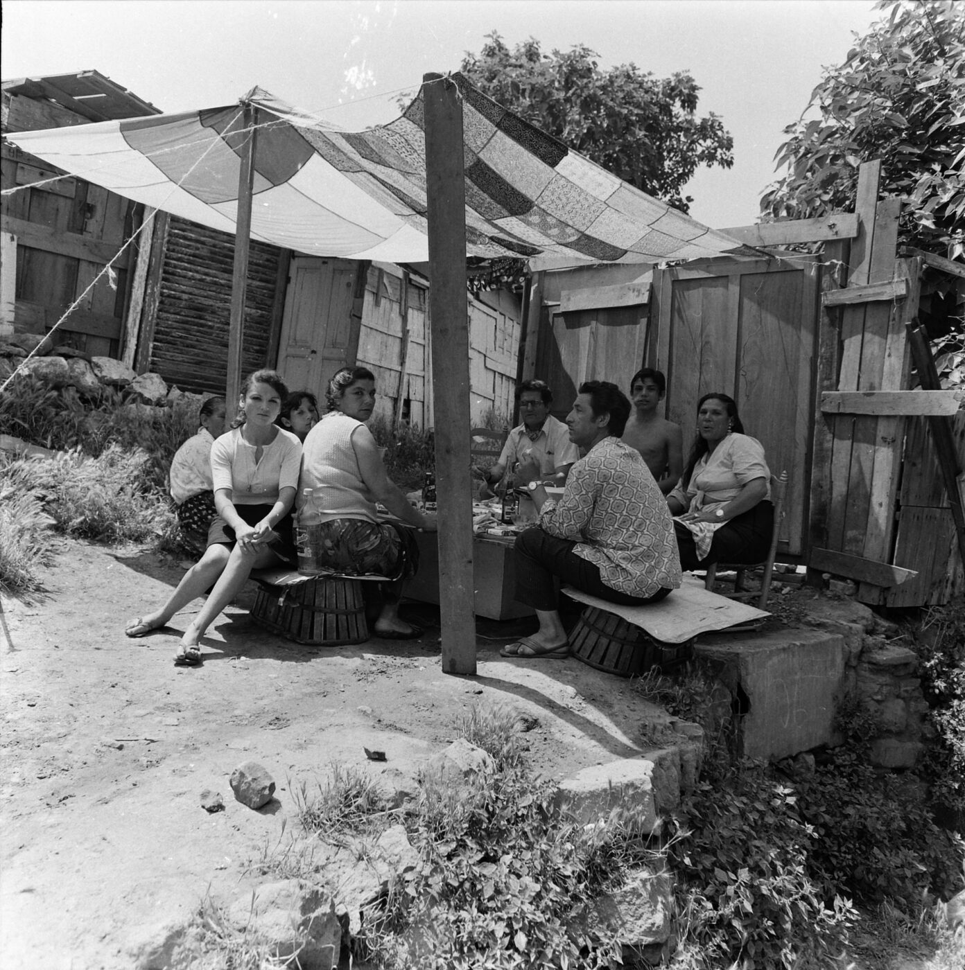 Photographic Social Vision - Jacques Léonard, Rosario y la familia Amaya en una comida en el jardín de El Tio Antonio, Montjuïc. Barcelona, 1960