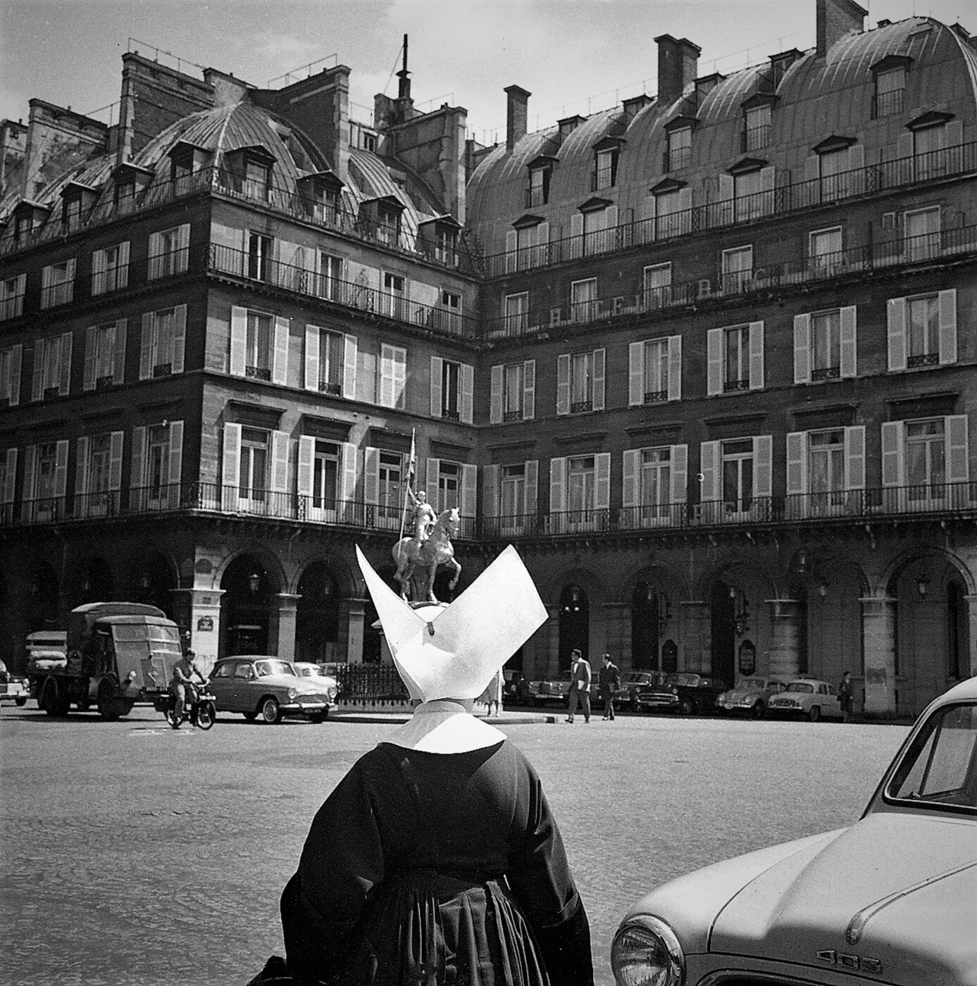 Photographic Social Vision - Dos doncellas. Paris, 1962