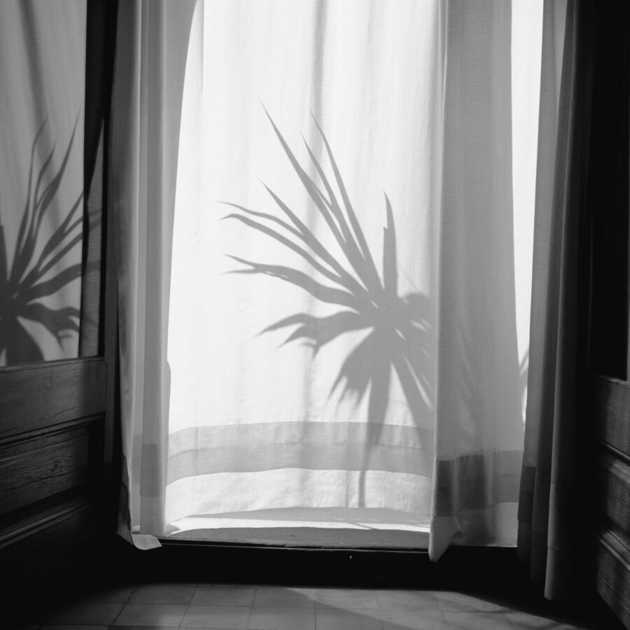 Photographic Social Vision - Balcón de casa en la calle Princesa. Barcelona, 2004