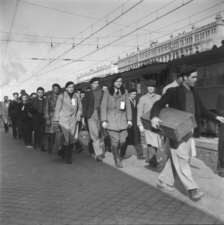 Photographic Social Vision - Évadés. Estación del Norte o estación de Príncipe Pío. Madrid,  1943
