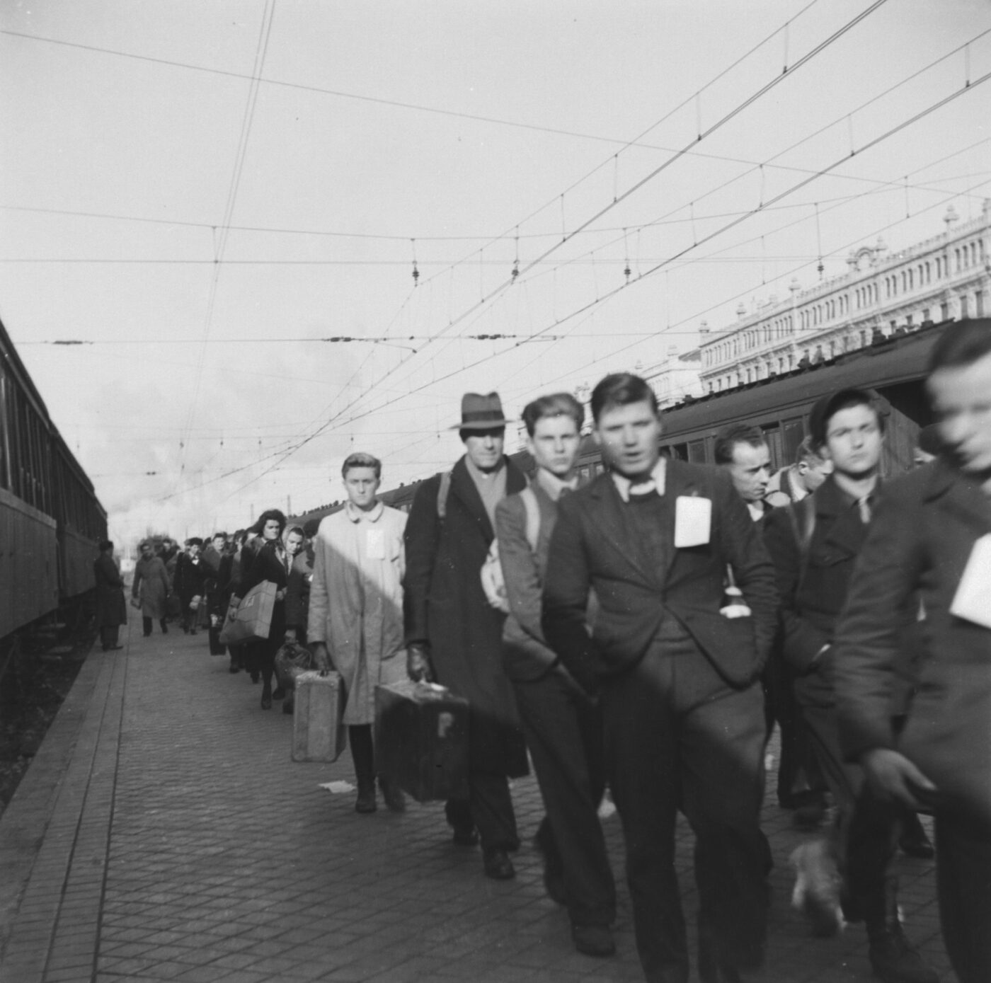 Photographic Social Vision - Évadés. Estación del Norte o estación de Príncipe Pío. Madrid,  1943