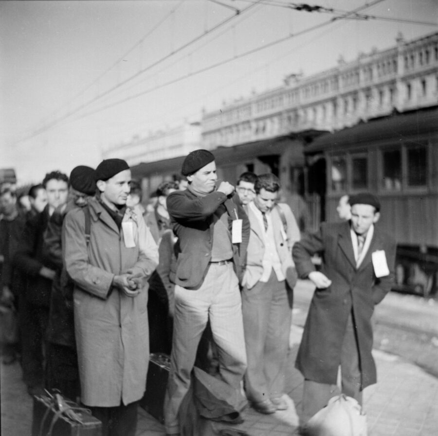 Photographic Social Vision - Évadés. Estación del Norte o estación de Príncipe Pío. Madrid,  1943