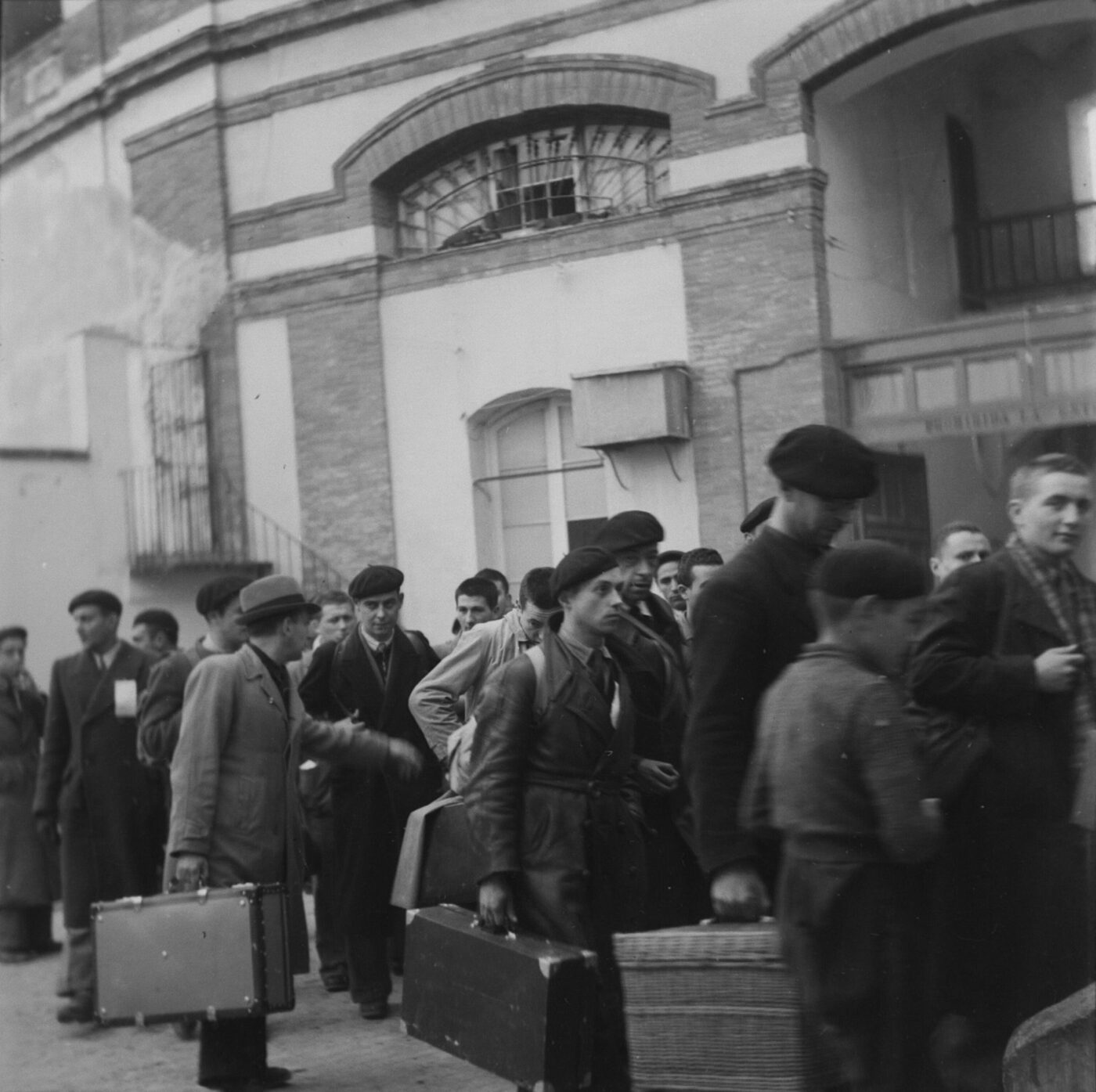 Photographic Social Vision - Évadés. Plaza de toros de Málaga, diciembre 1943