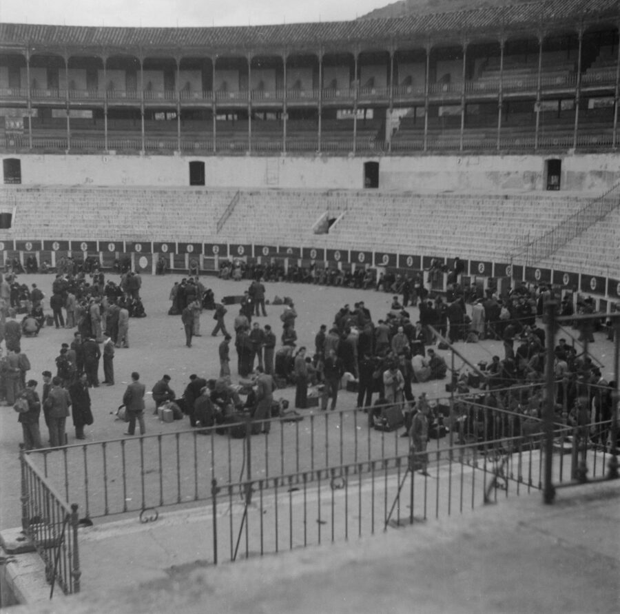 Photographic Social Vision - Évadés. Plaza de toros de Málaga, diciembre 1943
