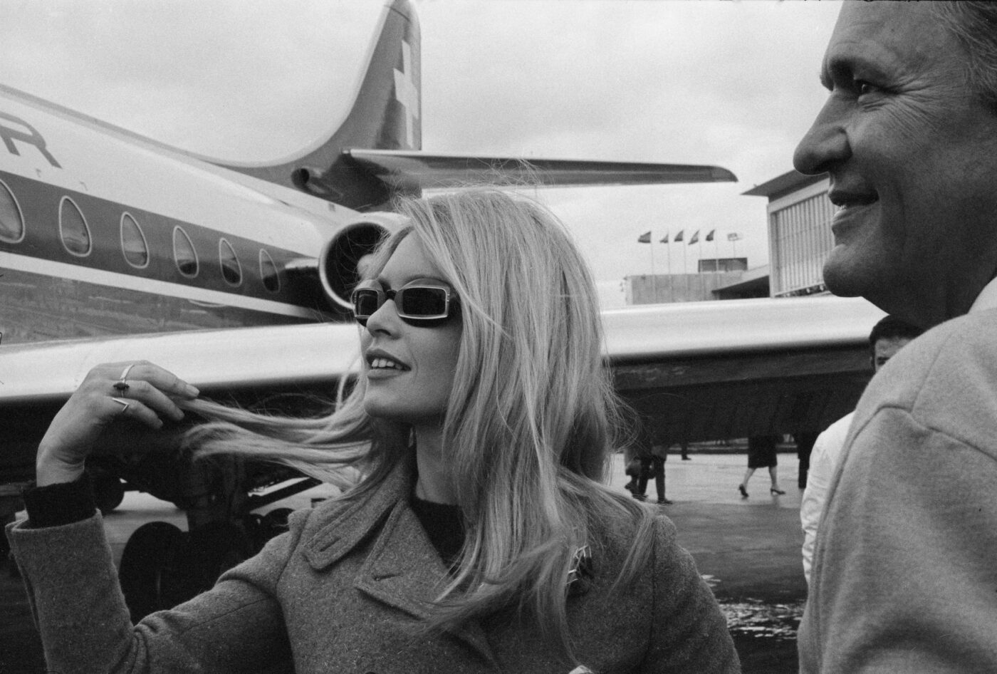 Photographic Social Vision - L’actriu francesa Brigitte Bardot, en arribar a Espanya, per al rodatge de la pel·lícula «Shalako» a Almeria. Madrid, 1968