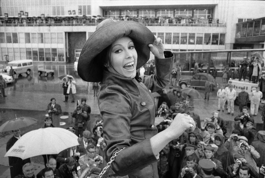 Photographic Social Vision - La cantant Massiel en arribar a Barajas, després de guanyar el festival d’Eurovisió. Madrid, 1968