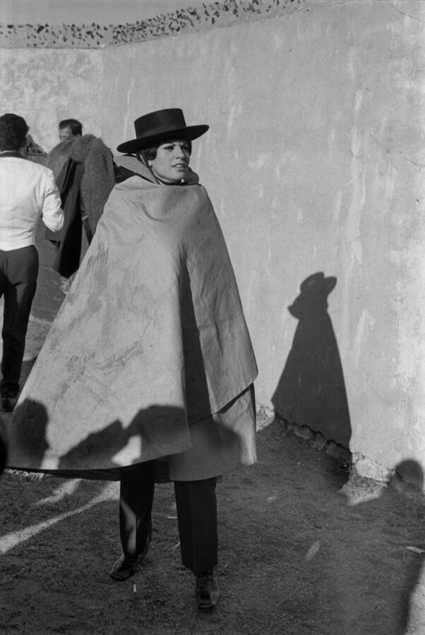 Photographic Social Vision - La cantant Salomé, embolicada en un capot de torero, durant una festa organitzada a la  finca Villa Paz de Luis Miguel Dominguín. Saelices, Conca, 1969.