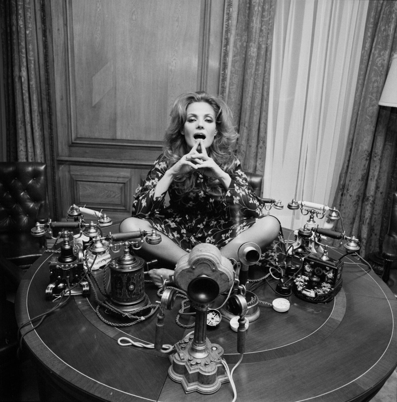 Photographic Social Vision - Carmen Sevilla, en una imatge de la campanya publicitària per a Telefònica Espanya, que  anunciava el lliurament del telèfon núm. 1.000.000. Madrid, ca. 1960.