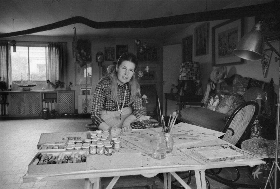 Photographic Social Vision - Cayetana Fitz-James Stuart, «»duquessa d’Alba»», pintant al seu estudi. Sevilla, 1968.