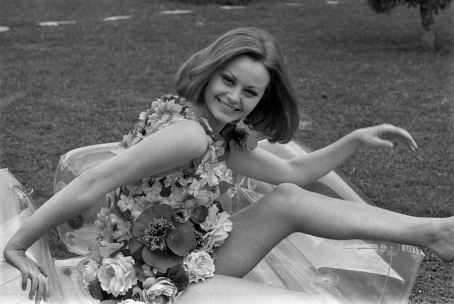 Photographic Social Vision - L’actriu i cantant Rocío Dúrcal, a la piscina de casa seva. Madrid, 1969.
