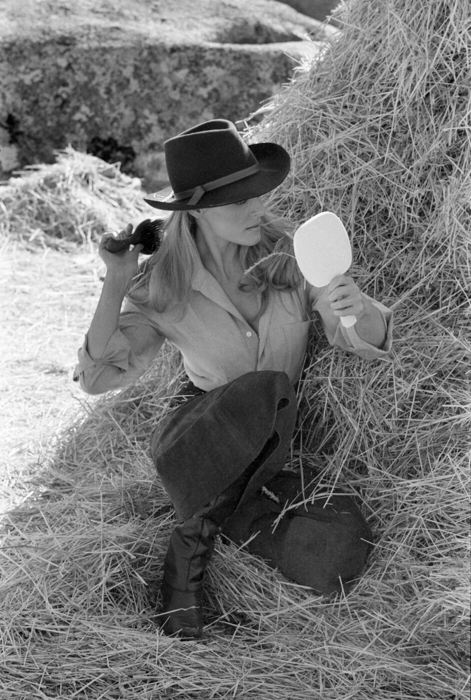 Photographic Social Vision - L’actriu suïssa Ursula Andress, durant una pausa del rodatge de la pel·lícula «Sol Rojo» del director Terence Young. Madrid, 1971.