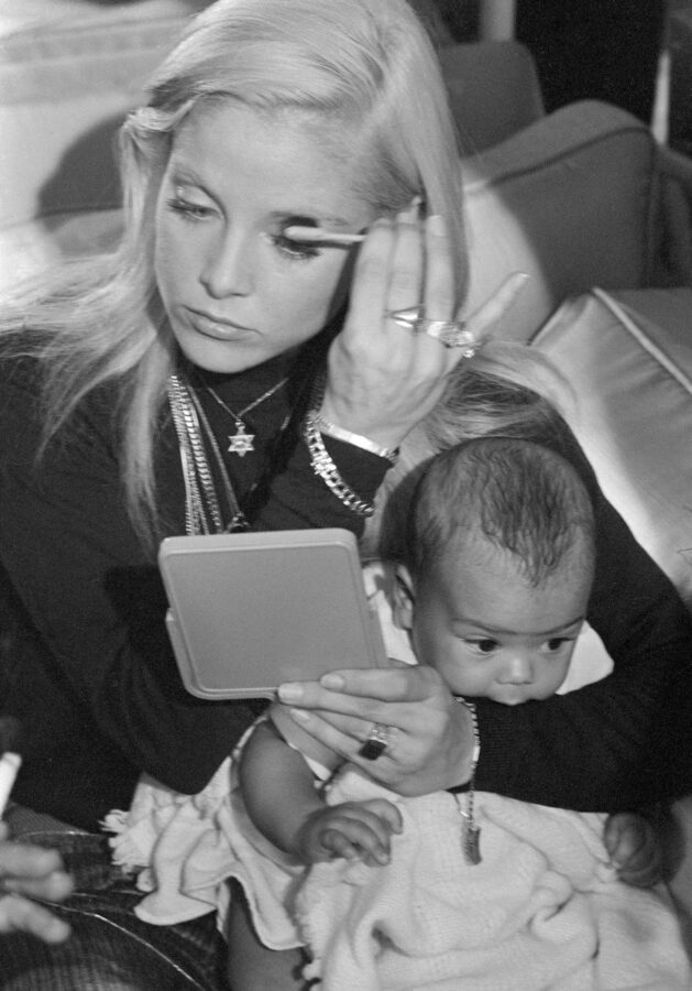 Photographic Social Vision - L’actriu americana Sue Lyon, coneguda per interpretar el paper de Lolita a la pel·lícula de Stanley Kubrick, amb la seva filla als braços durant el rodatge de la pel·lícula «Tarot» de José María Forqué. Marbella, 1972