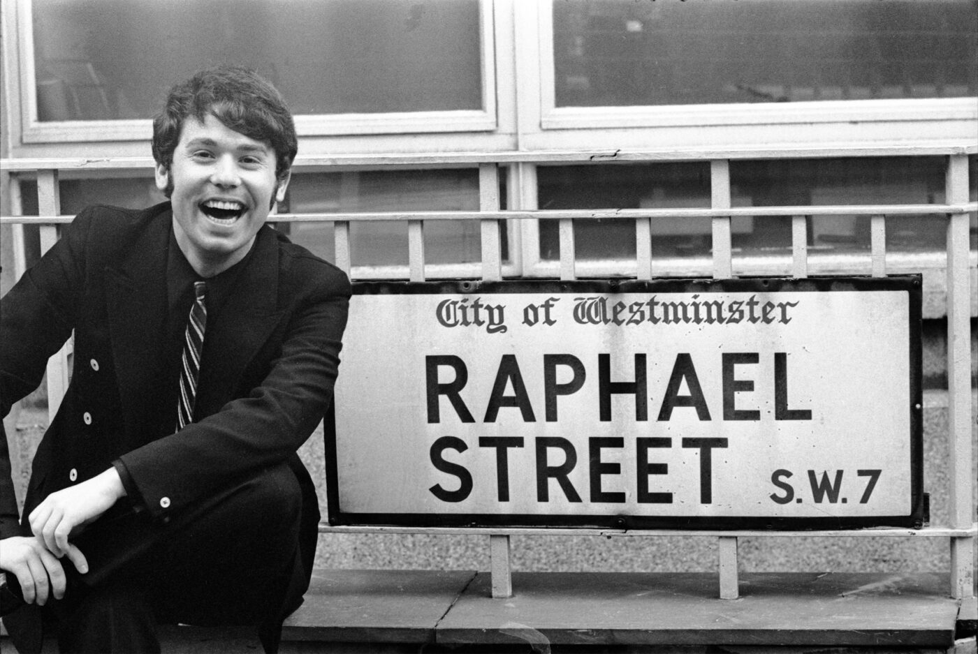 Photographic Social Vision - Raphael antes de actuar en Talk of the Town. Londres, 1969