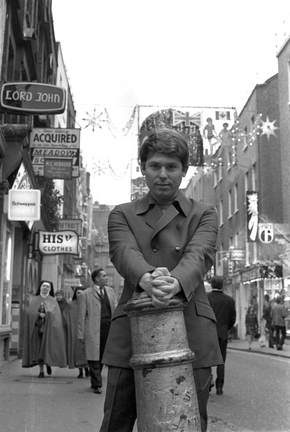 Photographic Social Vision - Raphael  en Carnaby Street antes de actuar en Talk of the Town. Londres, 1970